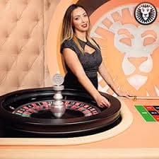 Meja Casino Hold'em langsung dengan dealer profesional di studio pisang77